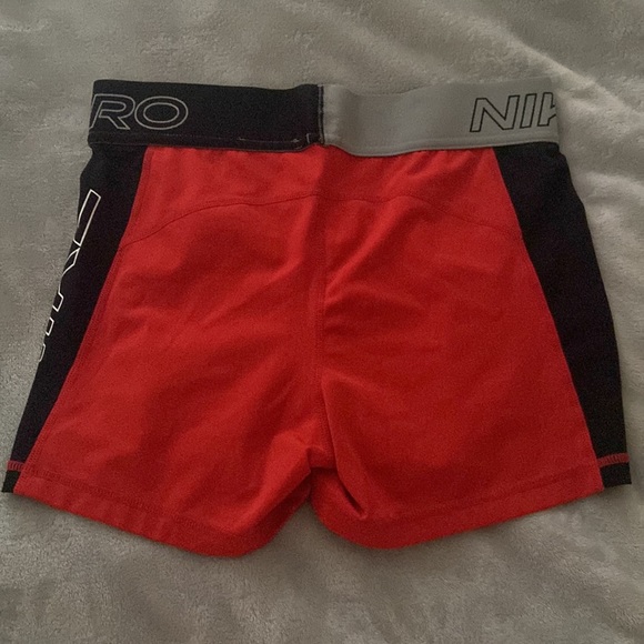 Women’s Nike pros - Picture 3 of 5